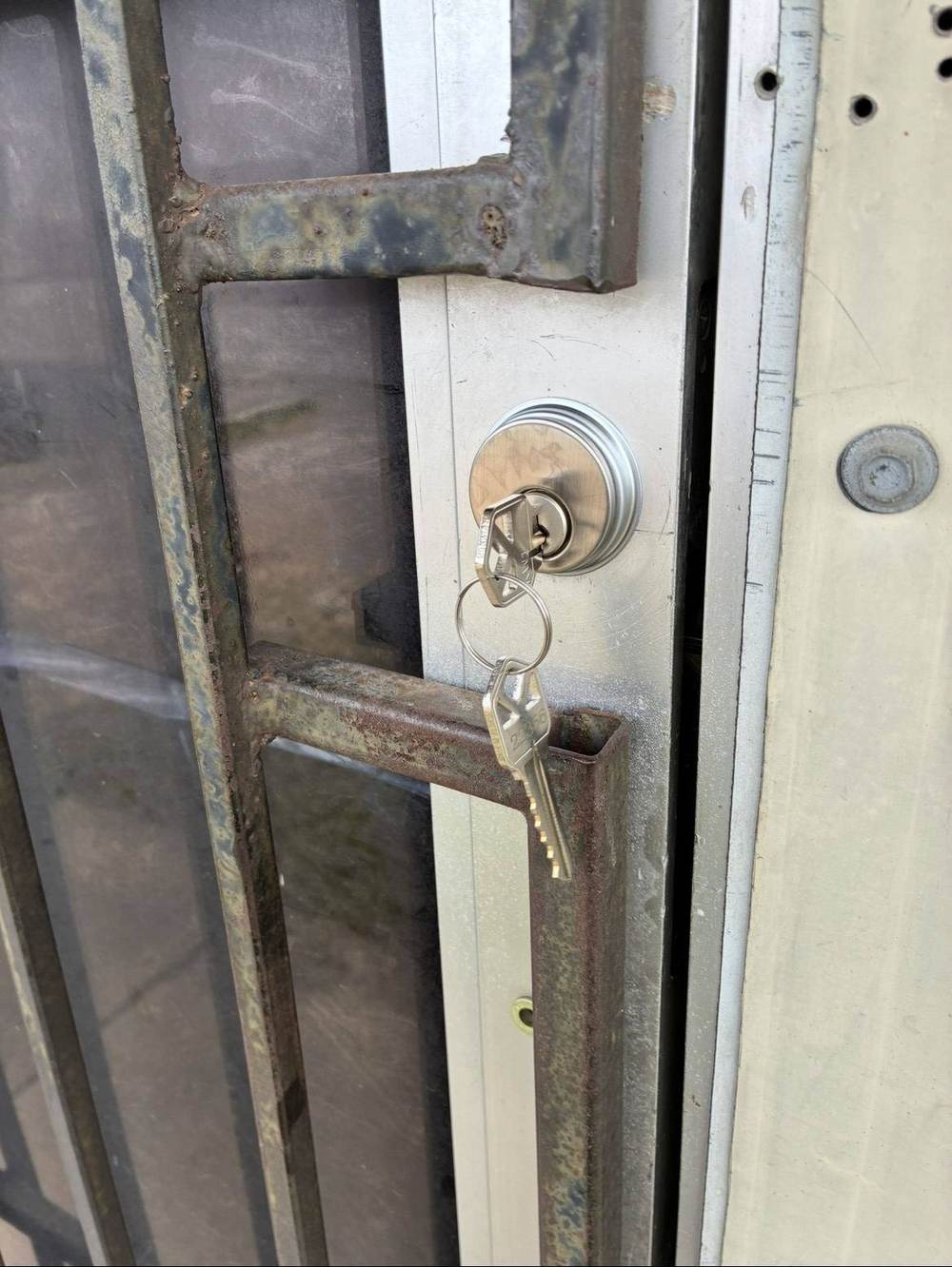 Residential deadbolt lock being rekeyed by IK7 Locksmith